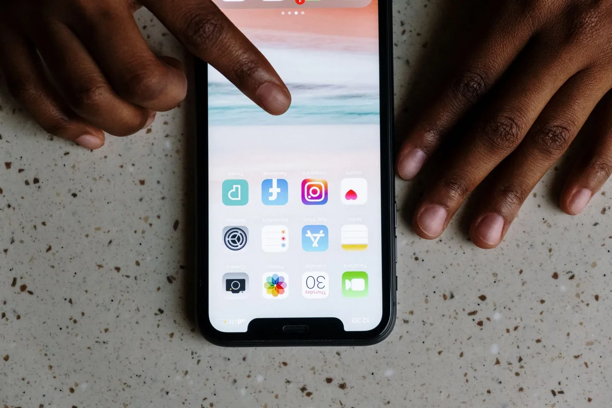 dłonie przeglądające aplikacje społecznościowe na ekranie smartfona — Samsung Galaxy A32 — czego przy tym sprzęcie nie zrobimy