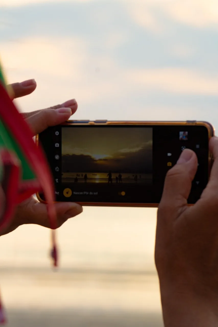 smartfon na plaży podczas zachodu słońca — Samsung Galaxy A36 — czego przy tym sprzęcie nie zrobimy