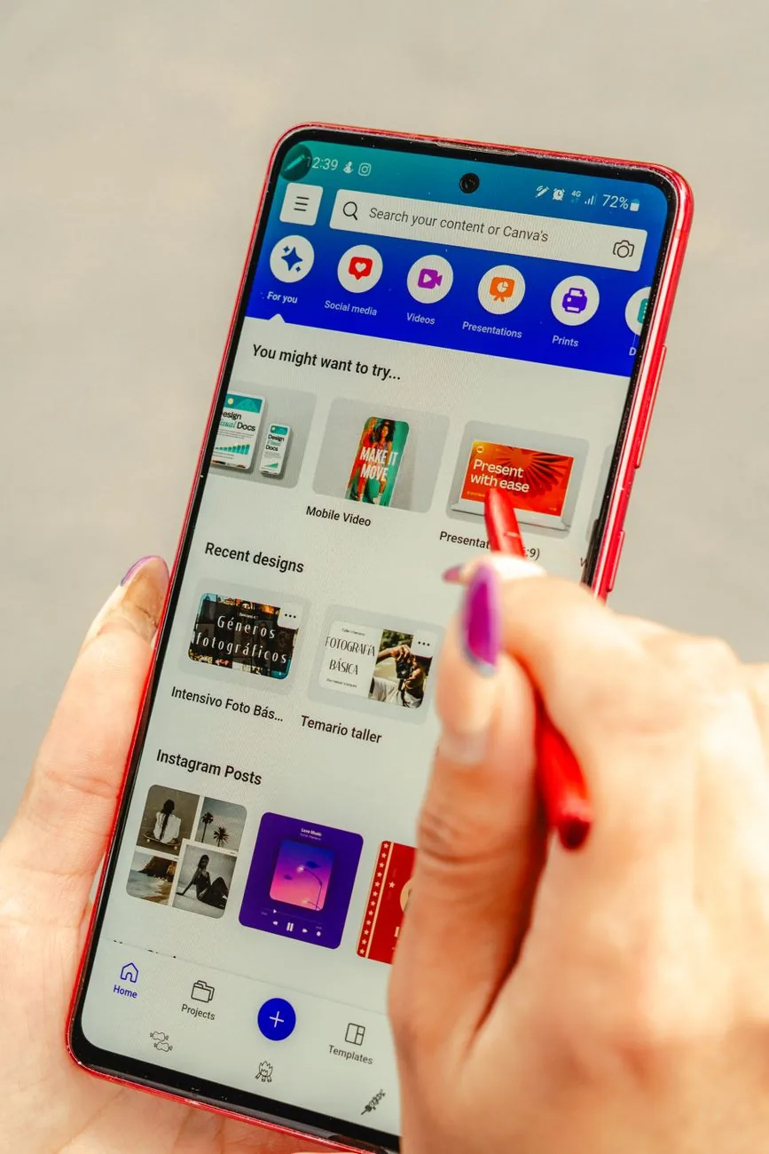 zbliżenie na ekran smartfona obsługiwany precyzyjnym rysikiem — Samsung Galaxy A41 a zakres naszego serwisu — czym zajmujemy się zamiast