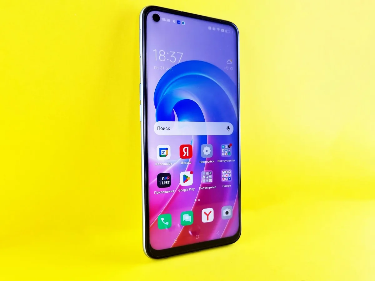 smartfon z kolorowymi ikonami na jaskrawożółtym tle — Samsung Galaxy A50 — czego przy tym sprzęcie nie zrobimy