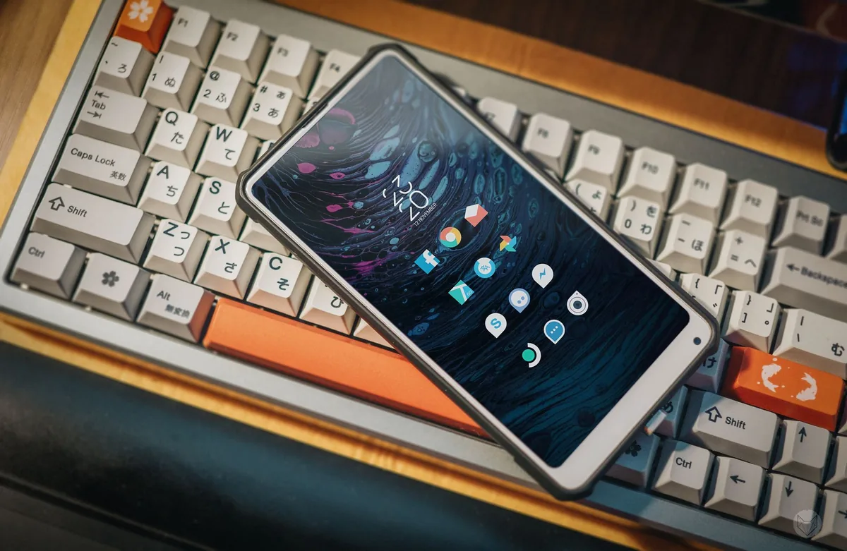 smartfon leżący na klawiaturze mechanicznej w stylu retro — Samsung Galaxy A54 poza naszym warsztatem — gdzie szukać pomocy