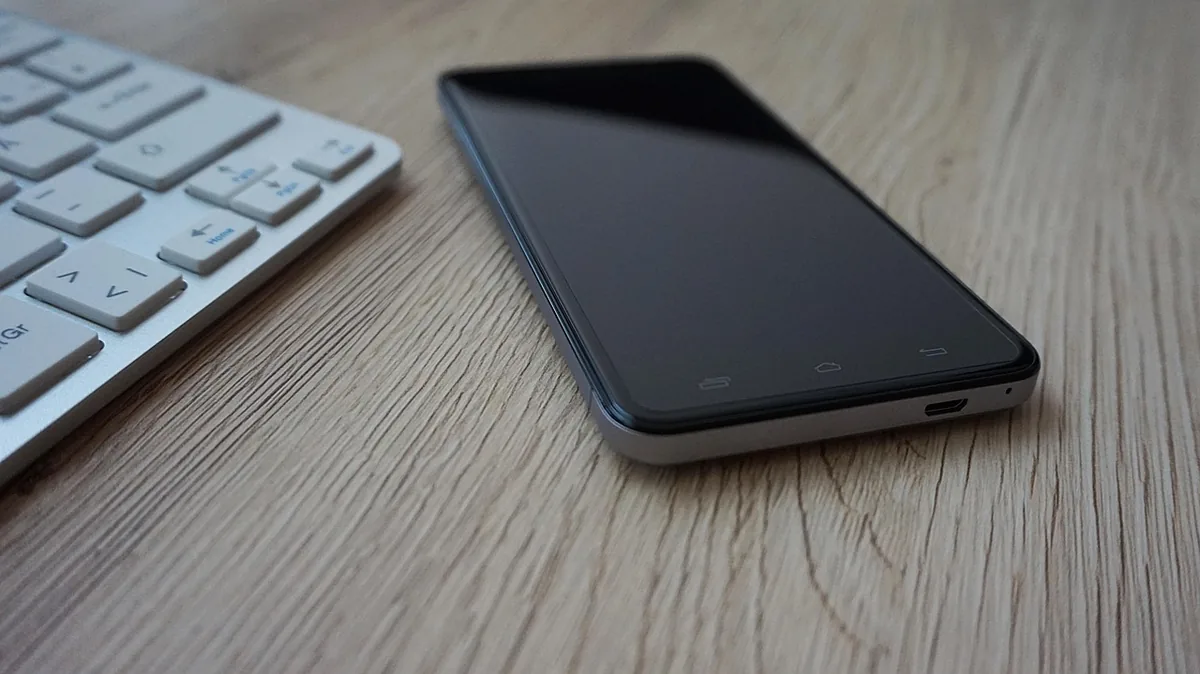 smartfon na biurku obok klawiatury — Samsung Galaxy A70 poza naszym warsztatem — gdzie szukać pomocy