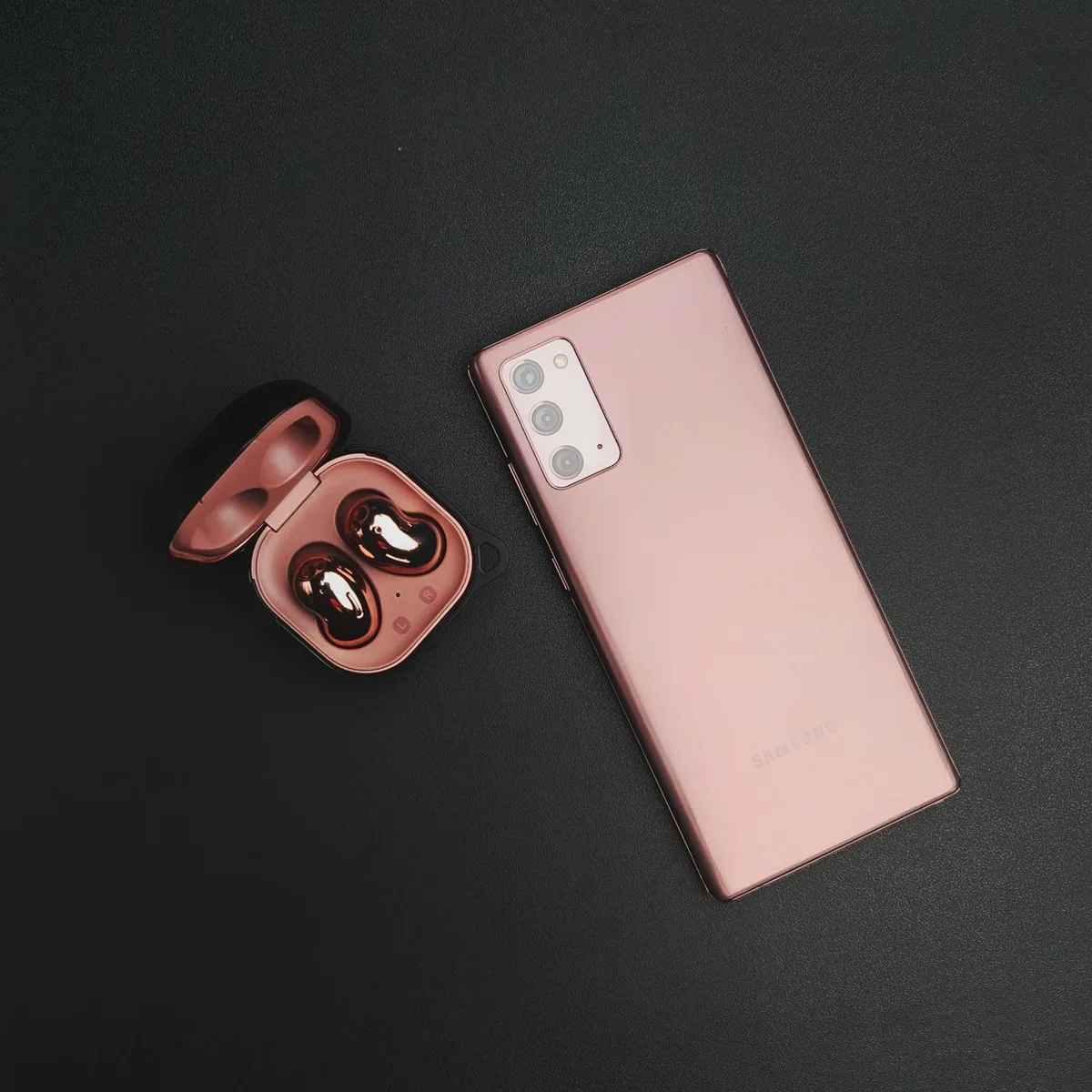 nowoczesny smartfon ze słuchawkami bezprzewodowymi na czarnym tle — Samsung Galaxy A90 5G — czego przy tym sprzęcie nie zrobimy