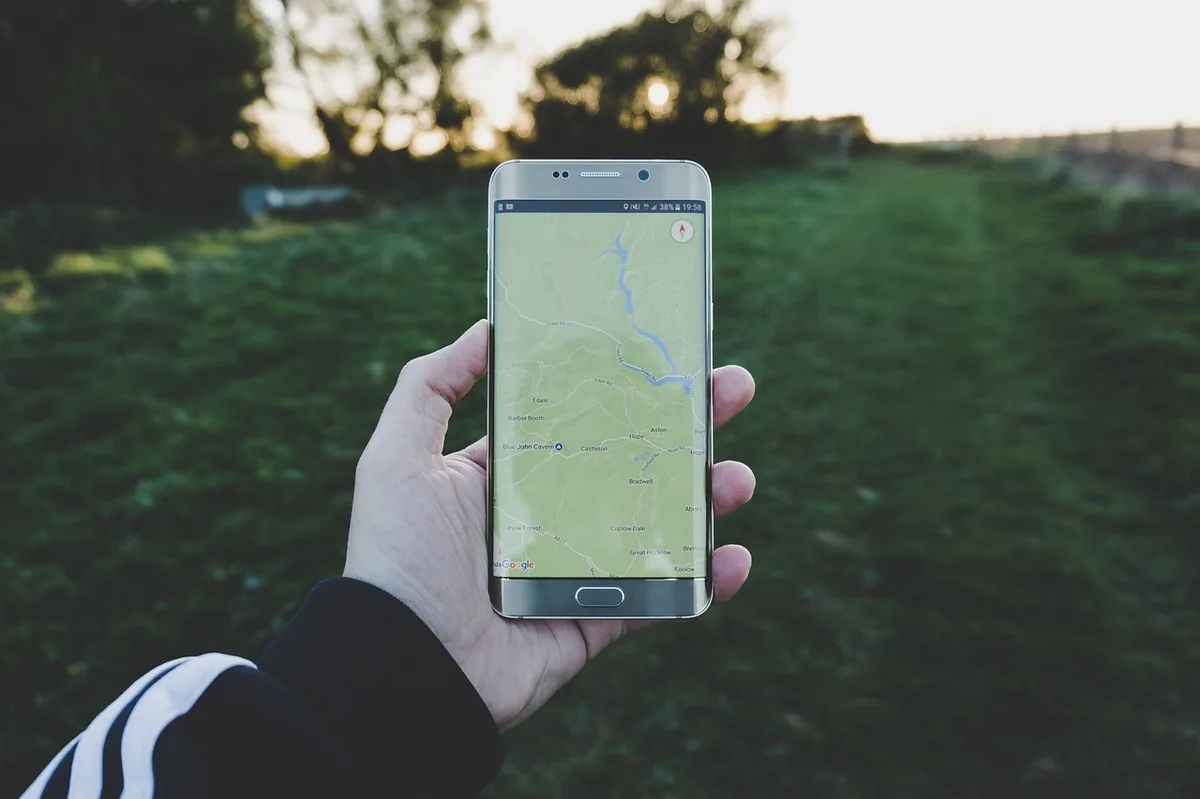 dłoń trzymająca smartfon z mapą — Samsung Galaxy J3 (2017) poza naszym warsztatem — gdzie szukać pomocy