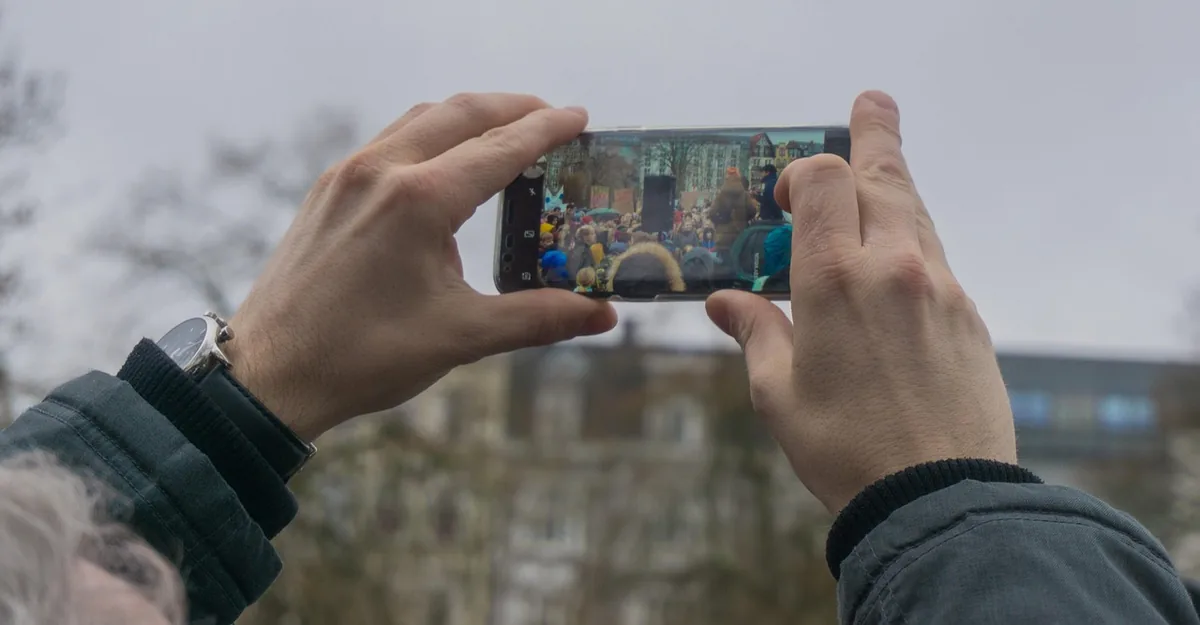 smartfon marki samsung podczas demonstracji — Samsung Galaxy J4+ — czego przy tym sprzęcie nie zrobimy