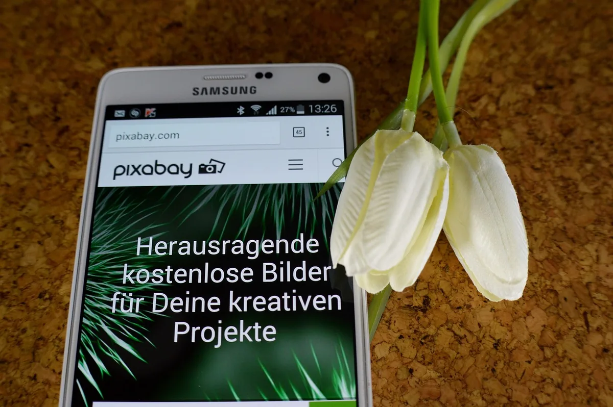 smartfon marki samsung z włączonym ekranem — Samsung Galaxy M11 poza naszym warsztatem — gdzie szukać pomocy
