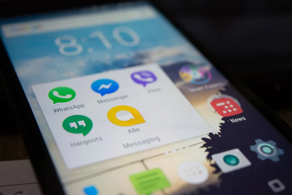 ekran smartfona z aplikacjami komunikatorów — Samsung Galaxy M14 a zakres naszego serwisu — czym zajmujemy się zamiast