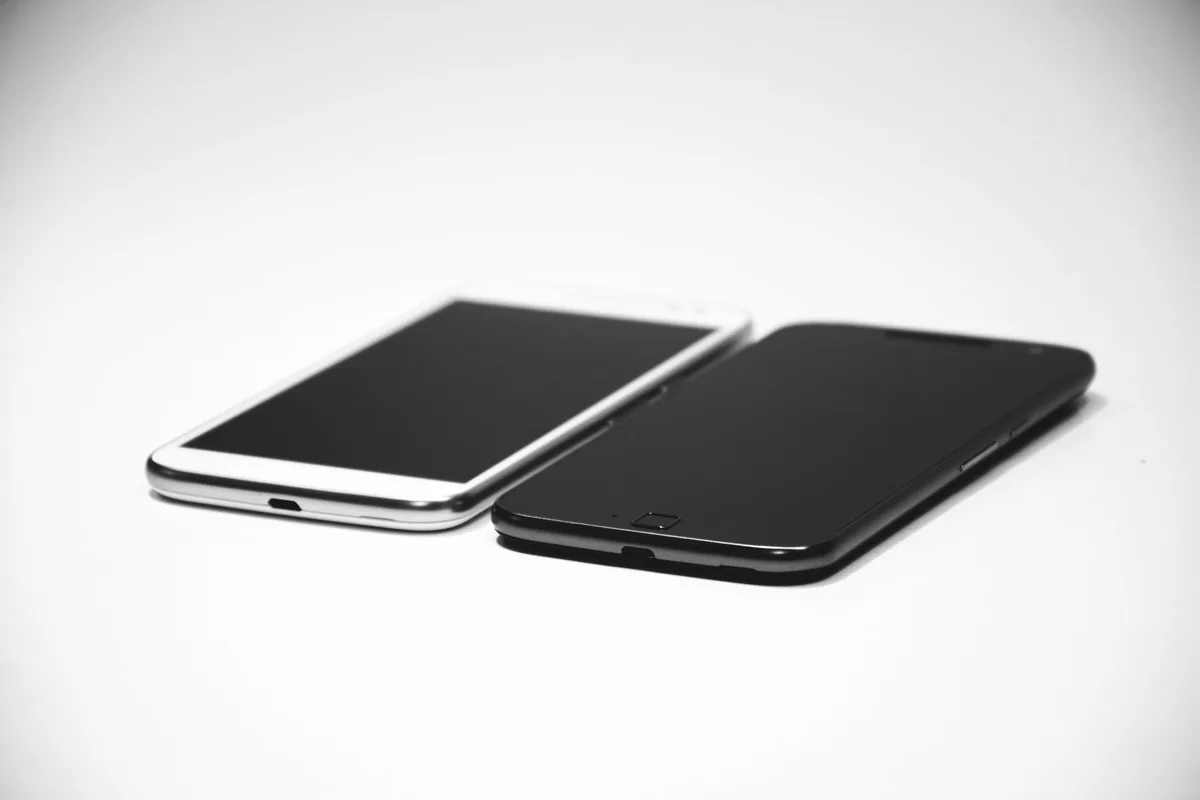 czarny i biały smartfon leżące na białej powierzchni — Samsung Galaxy M21 — czego przy tym sprzęcie nie zrobimy