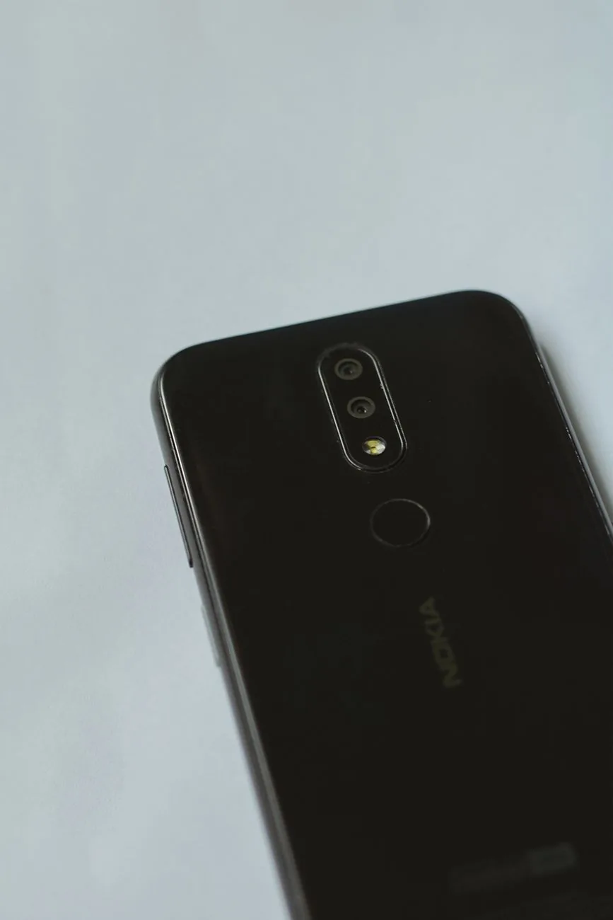 czarny smartfon na minimalistycznym niebieskim tle — Samsung Galaxy M35 a zakres naszego serwisu — czym zajmujemy się zamiast