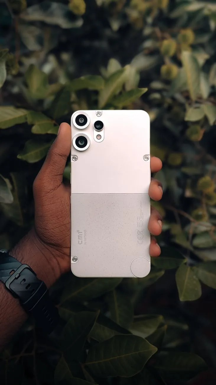 dłoń trzymająca elegancki smartfon na tle zieleni — Samsung Galaxy M55 w zgłoszeniu — jak odpowiadamy i co radzimy