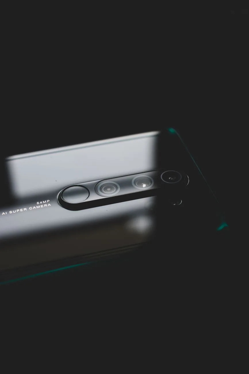 zbliżenie na obiektyw aparatu w nowoczesnym smartfonie — Samsung Galaxy Note 10 Lite — czego przy tym sprzęcie nie zrobimy