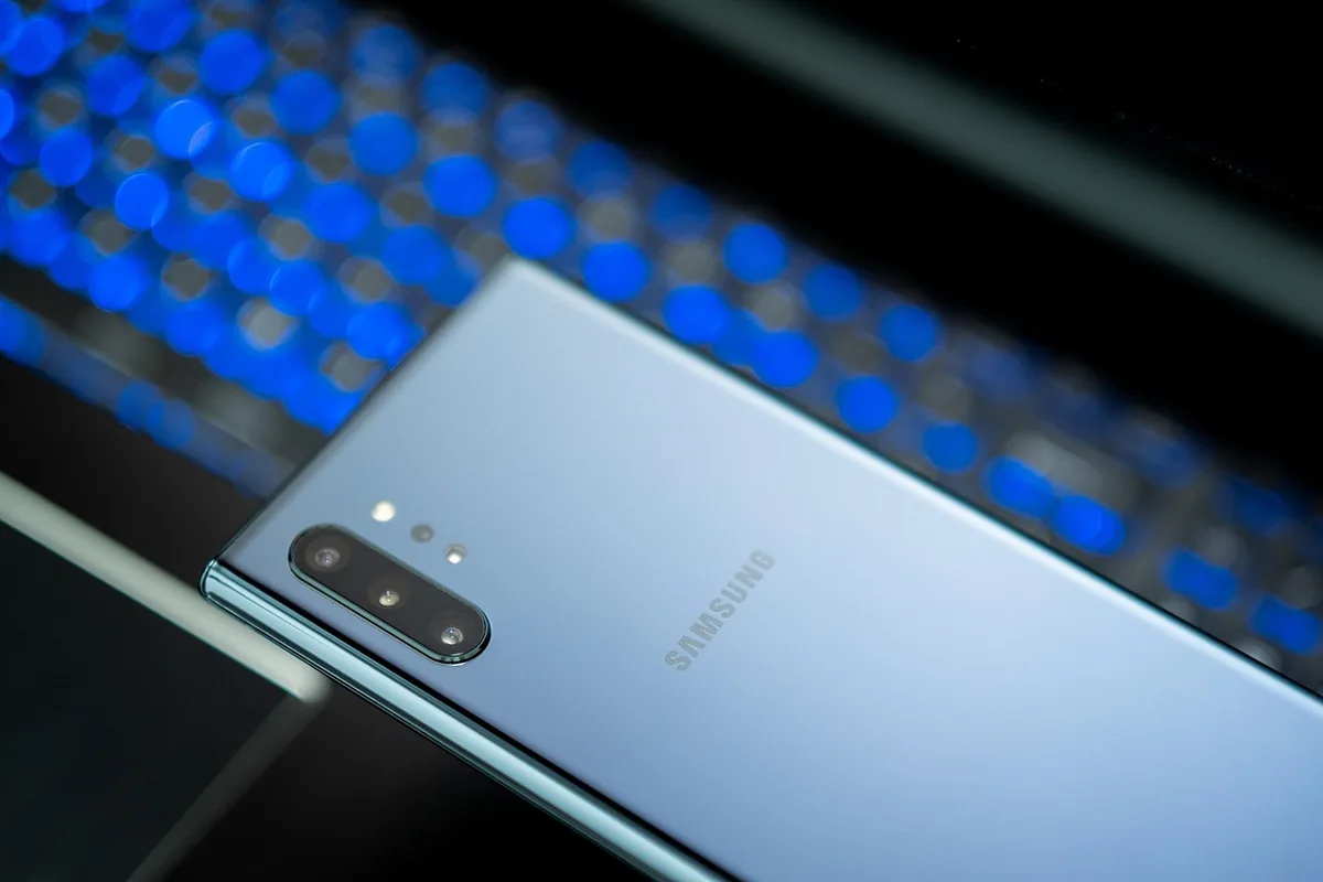 niebieski smartfon Samsung Galaxy Note 10 na ciemnym tle — Samsung Galaxy Note 10 poza naszym warsztatem — gdzie szukać pomocy