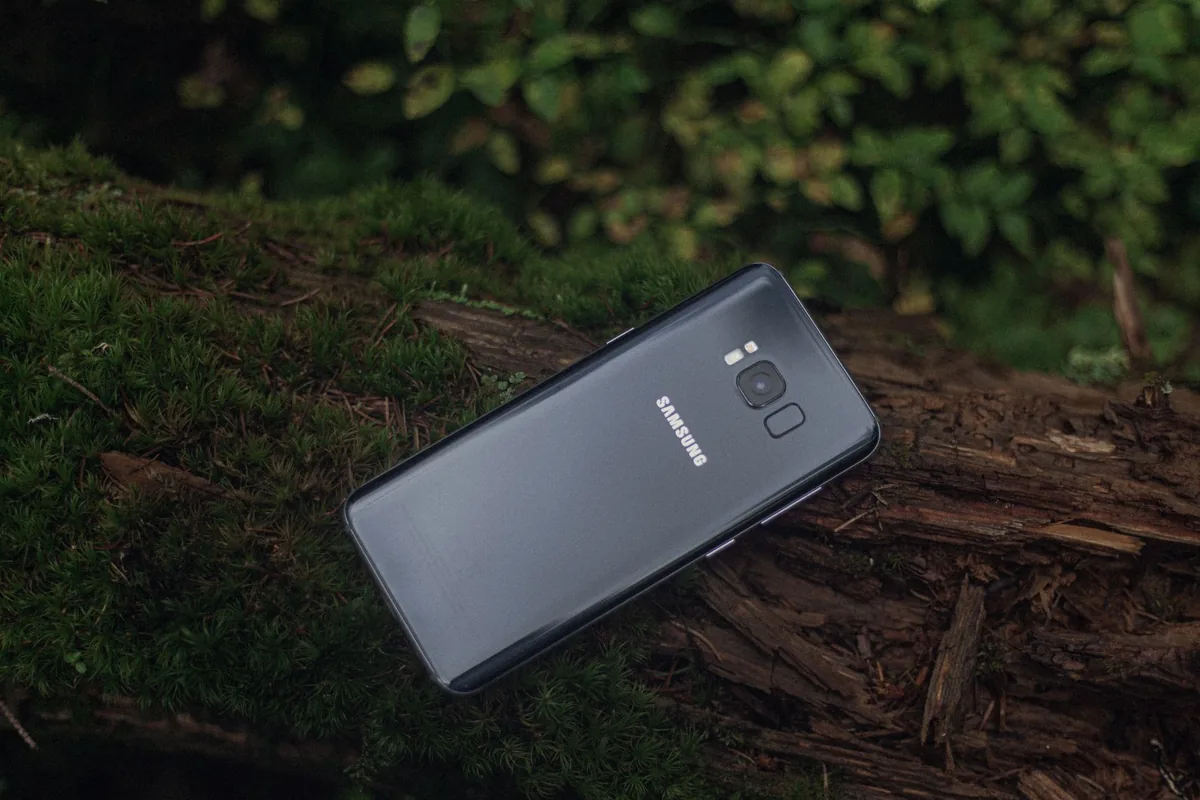 smartfon Samsung leżący na korze drzewa w otoczeniu zieleni — Samsung Galaxy Note 20 Ultra — czego przy tym sprzęcie nie zrobimy