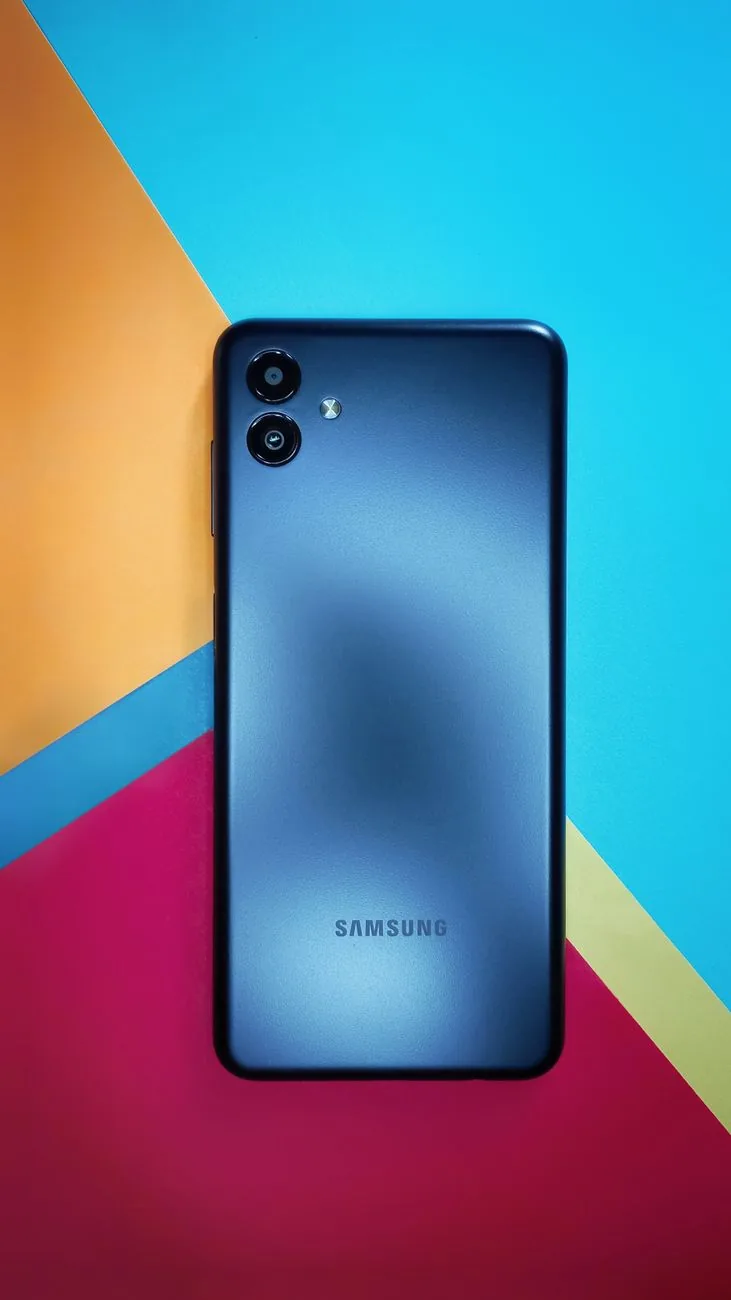 smartfon Samsung na kolorowym geometrycznym tle — Samsung Galaxy Note 5 a zakres naszego serwisu — czym zajmujemy się zamiast