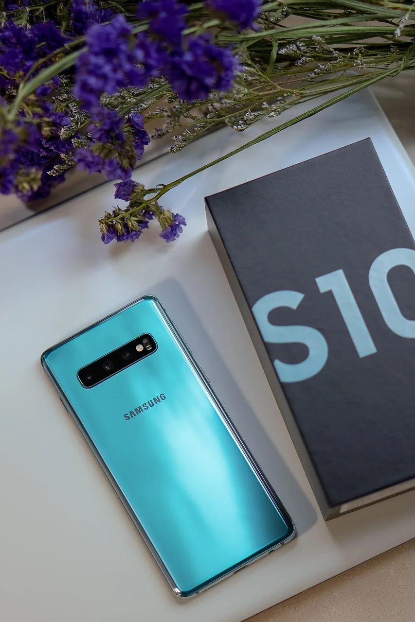 smartfon Samsung Galaxy S10 na gładkim tle — Samsung Galaxy S10+ poza naszym warsztatem — gdzie szukać pomocy