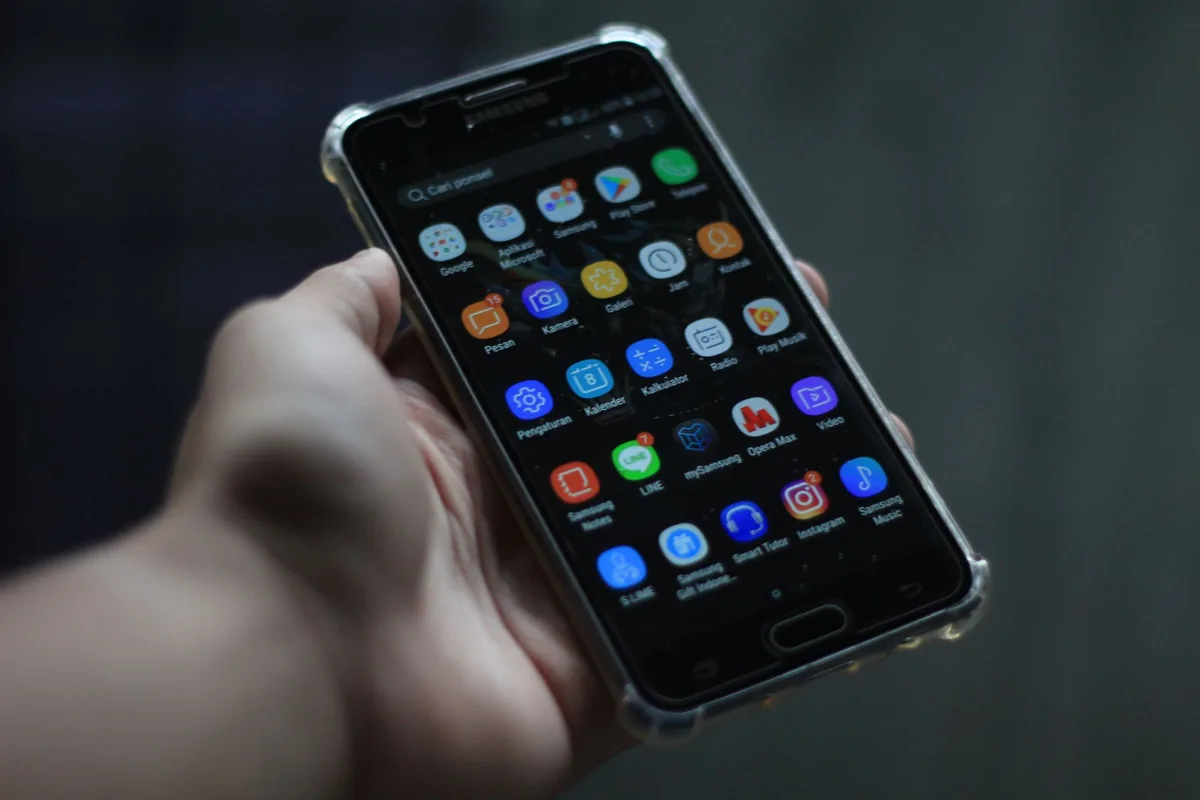 zbliżenie na ekran smartfona z widocznymi aplikacjami — Samsung Galaxy S20 FE w zgłoszeniu — jak odpowiadamy i co radzimy