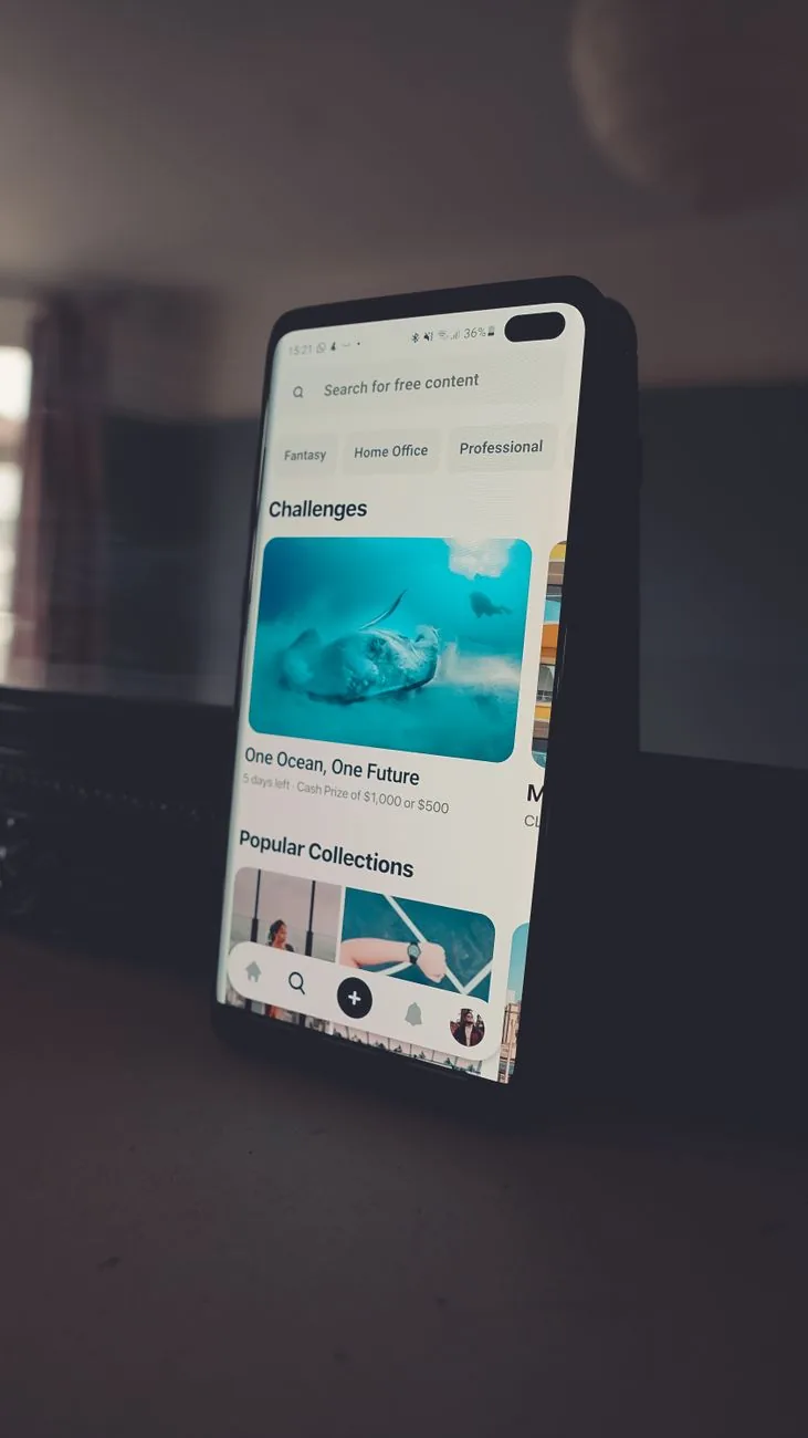 smartfon z pionowym ekranem wyświetlającym strony internetowe — Samsung Galaxy S21 FE 5G a zakres naszego serwisu — czym zajmujemy się zamiast