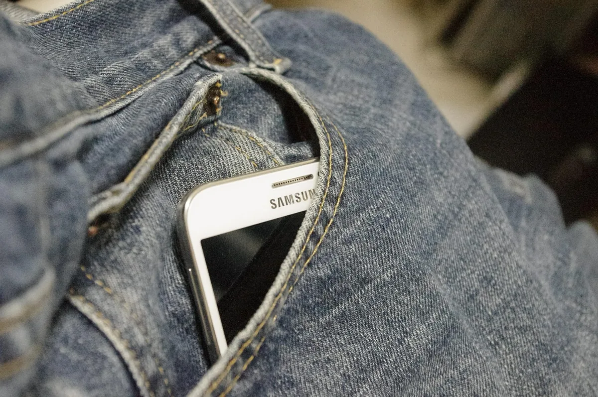 smartfon Samsung w kieszeni męskich dżinsów — Samsung Galaxy S21+ — czego przy tym sprzęcie nie zrobimy