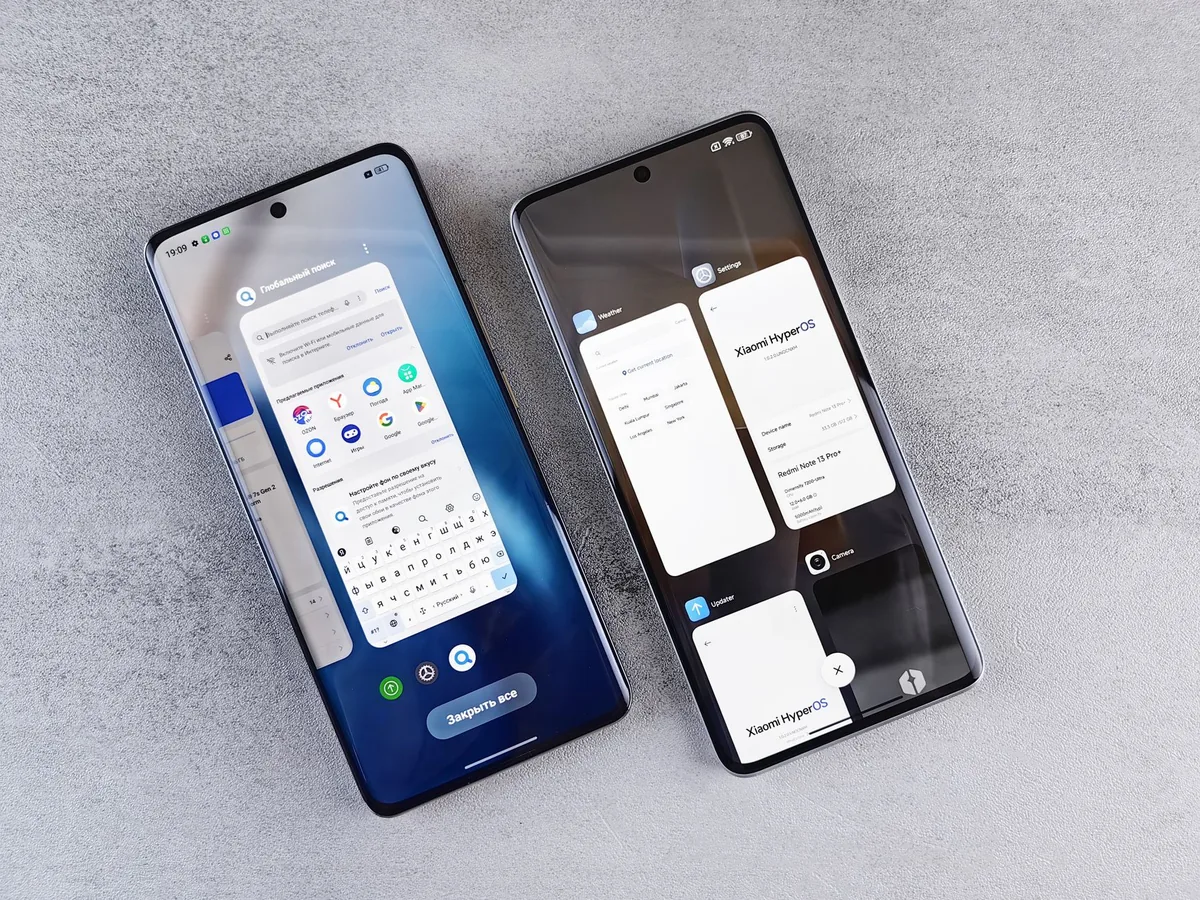 dwa nowoczesne smartfony z włączonymi ekranami widziane z góry — Samsung Galaxy S21 poza naszym warsztatem — gdzie szukać pomocy