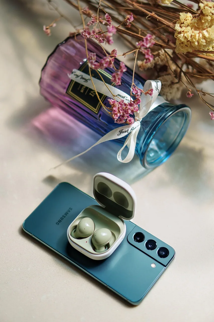 smartfon Samsung Galaxy S22 w zestawie ze słuchawkami bezprzewodowymi — Samsung Galaxy S22+ poza naszym warsztatem — gdzie szukać pomocy