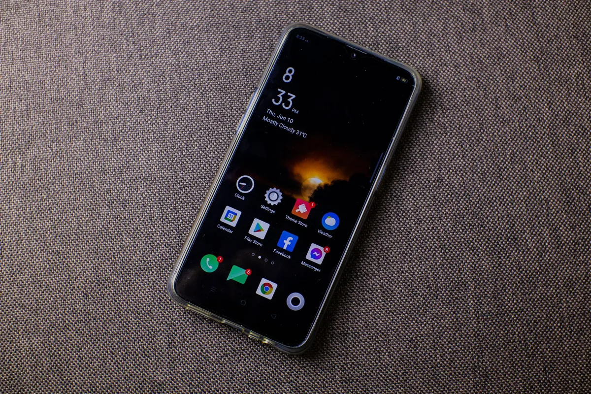 zbliżenie na smartfon z ikonami aplikacji na chropowatym tle — Samsung Galaxy S24+ — czego przy tym sprzęcie nie zrobimy