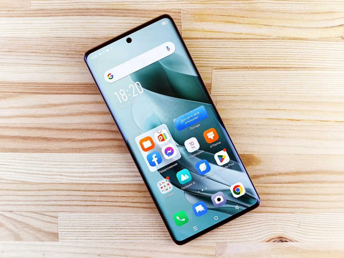 smartfon z kolorowymi aplikacjami na jasnym drewnianym blacie — Samsung Galaxy S25+ poza naszym warsztatem — gdzie szukać pomocy