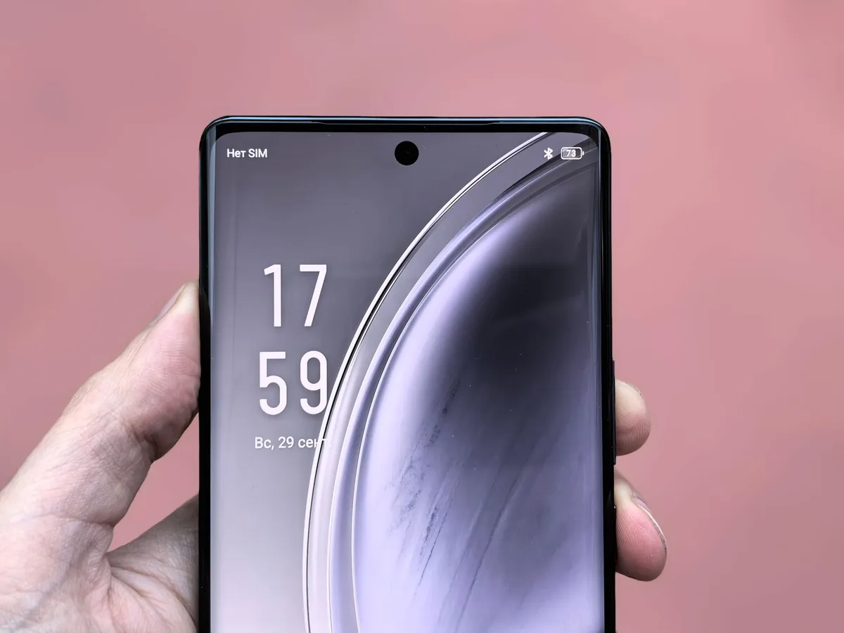 dłoń trzymająca smartfon z wyświetlonym zegarem na ekranie — Samsung Galaxy S25 Ultra w zgłoszeniu — jak odpowiadamy i co radzimy