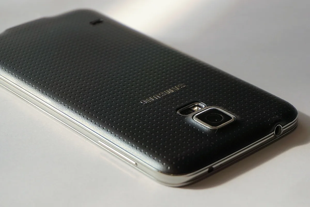 smartfon Samsung Galaxy S5 z ikoną połączenia — Samsung Galaxy S5 a zakres naszego serwisu — czym zajmujemy się zamiast
