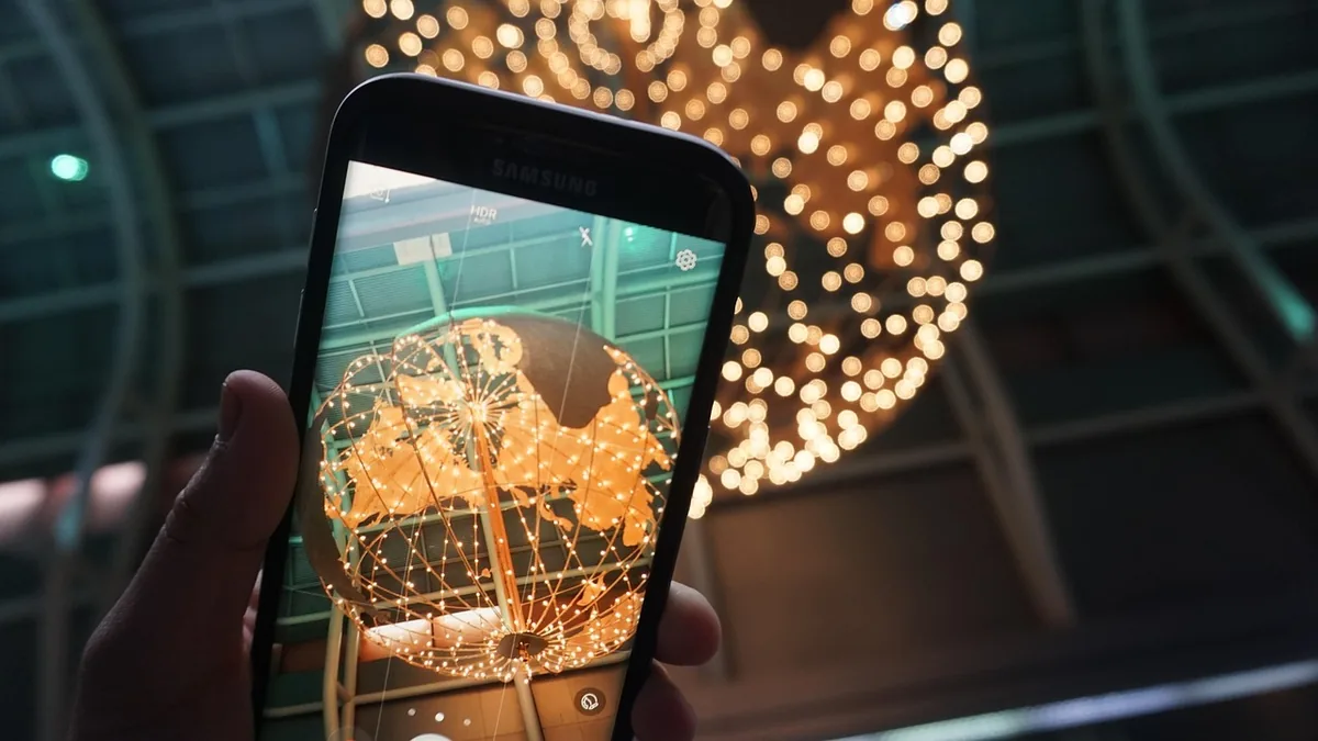 smartfon Samsung na tle miejskiego krajobrazu — Samsung Galaxy S6 edge — czego przy tym sprzęcie nie zrobimy