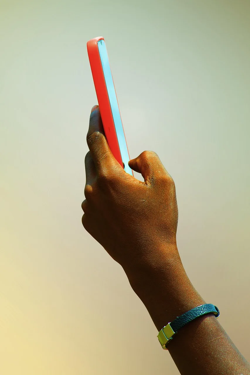 nowoczesny smartfon dotykowy na jednolitym tle — Samsung Galaxy S9+ — czego przy tym sprzęcie nie zrobimy