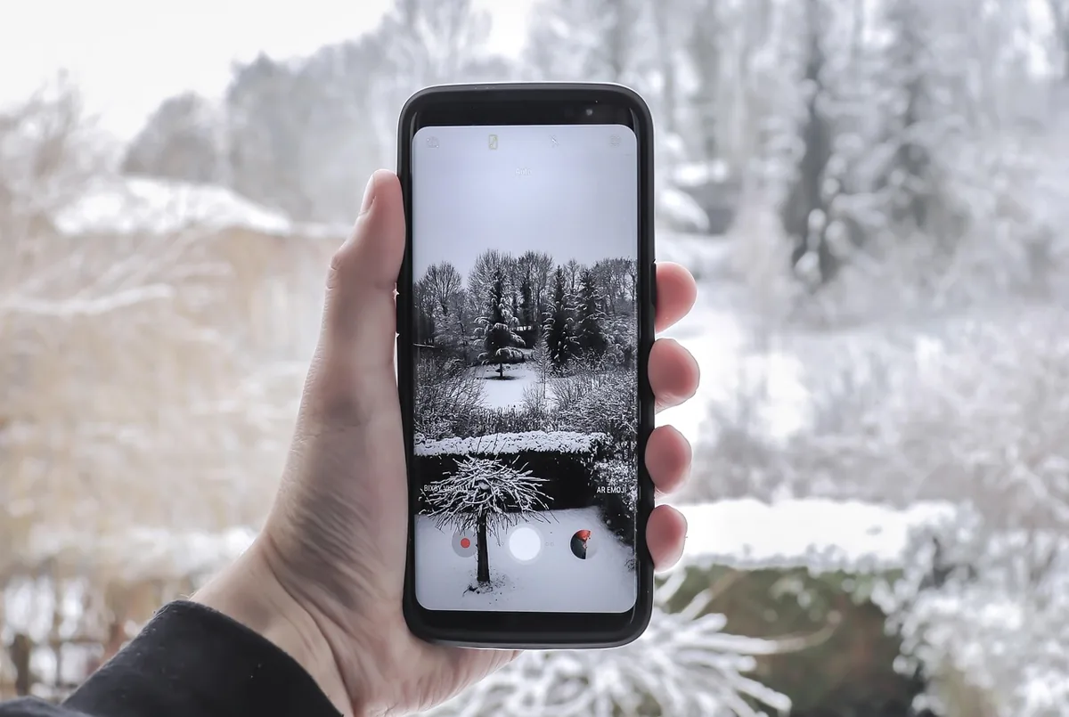 dłoń ze smartfonem samsung w zimowej scenerii — Samsung Galaxy Z Flip 5G w zgłoszeniu — jak odpowiadamy i co radzimy
