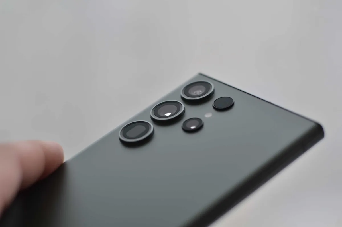 szczegółowe zbliżenie na obiektywy aparatów w smartfonie — Samsung Galaxy Z Fold 3 w zgłoszeniu — jak odpowiadamy i co radzimy