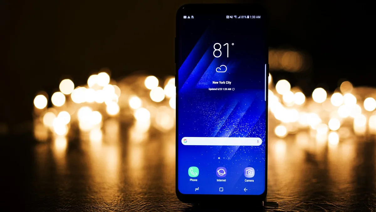 podświetlony ekran smartfona z prognozą pogody nocą — Samsung Galaxy Z Fold 5 a zakres naszego serwisu — czym zajmujemy się zamiast