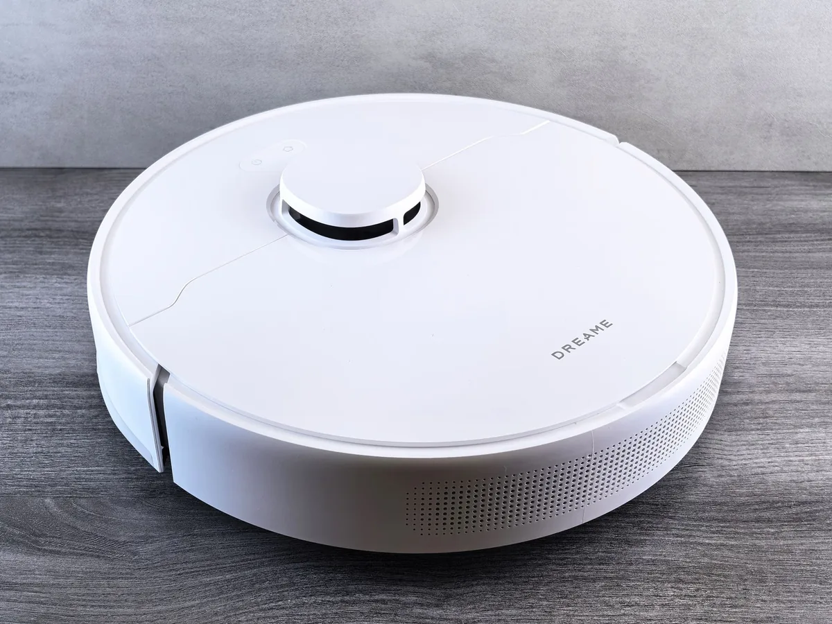 biały robot sprzątający widziany z góry na parkiecie — Samsung Jet Bot AI+ poza naszym warsztatem — gdzie szukać pomocy