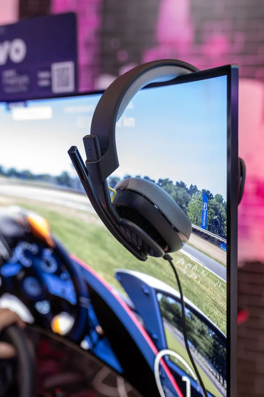 słuchawki gamingowe zawieszone na zakrzywionym monitorze z grą — Samsung Odyssey G9 — czego przy tym sprzęcie nie zrobimy