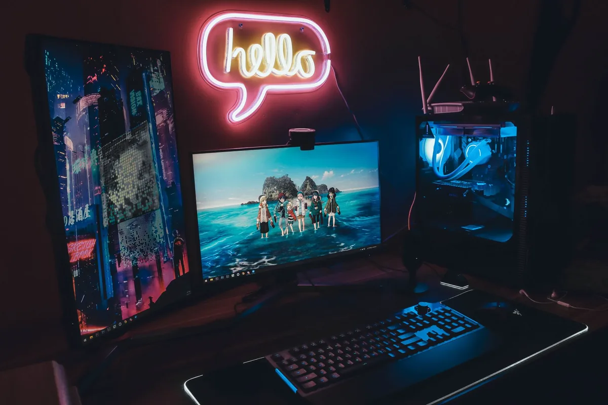 dwa monitory i neonowy napis na stanowisku gamingowym — Samsung Odyssey Neo G8 — czego przy tym sprzęcie nie zrobimy
