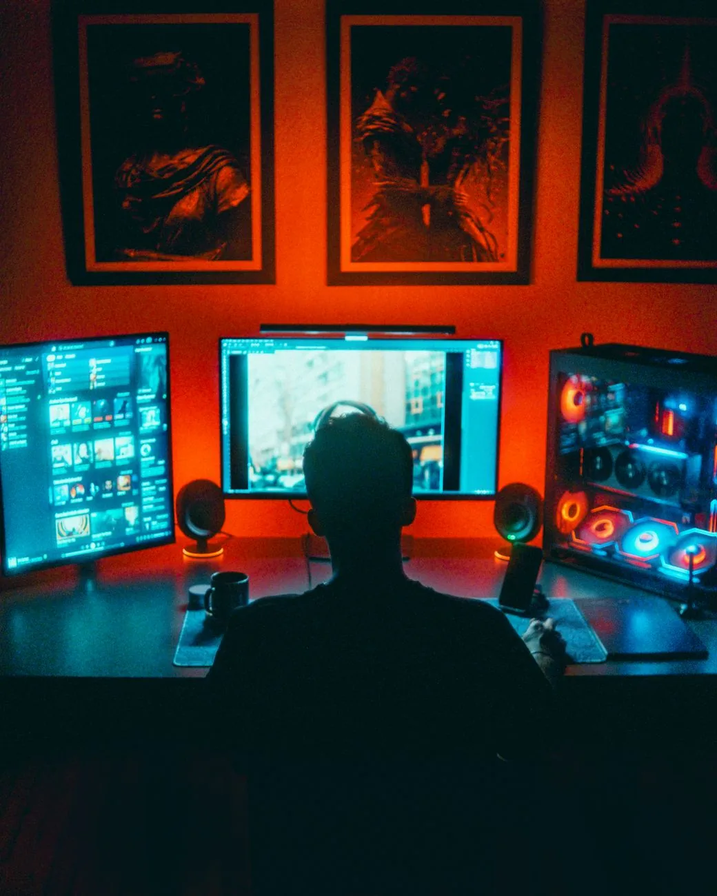 dwa monitory oświetlone neonowym światłem w ciemnym pokoju — Samsung Odyssey OLED G8 w zgłoszeniu — jak odpowiadamy i co radzimy