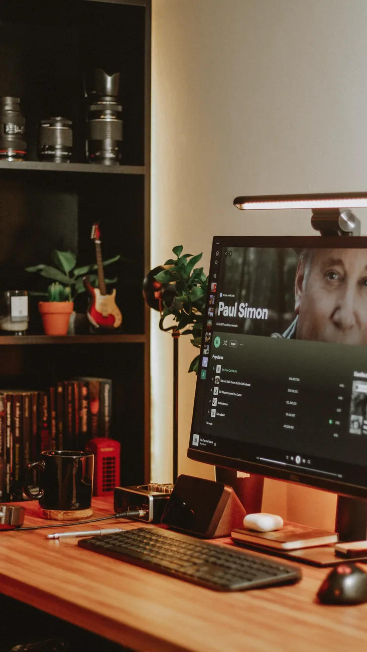 monitor komputerowy z odtwarzaczem muzyki na przytulnym biurku — Samsung S24F350 — czego przy tym sprzęcie nie zrobimy