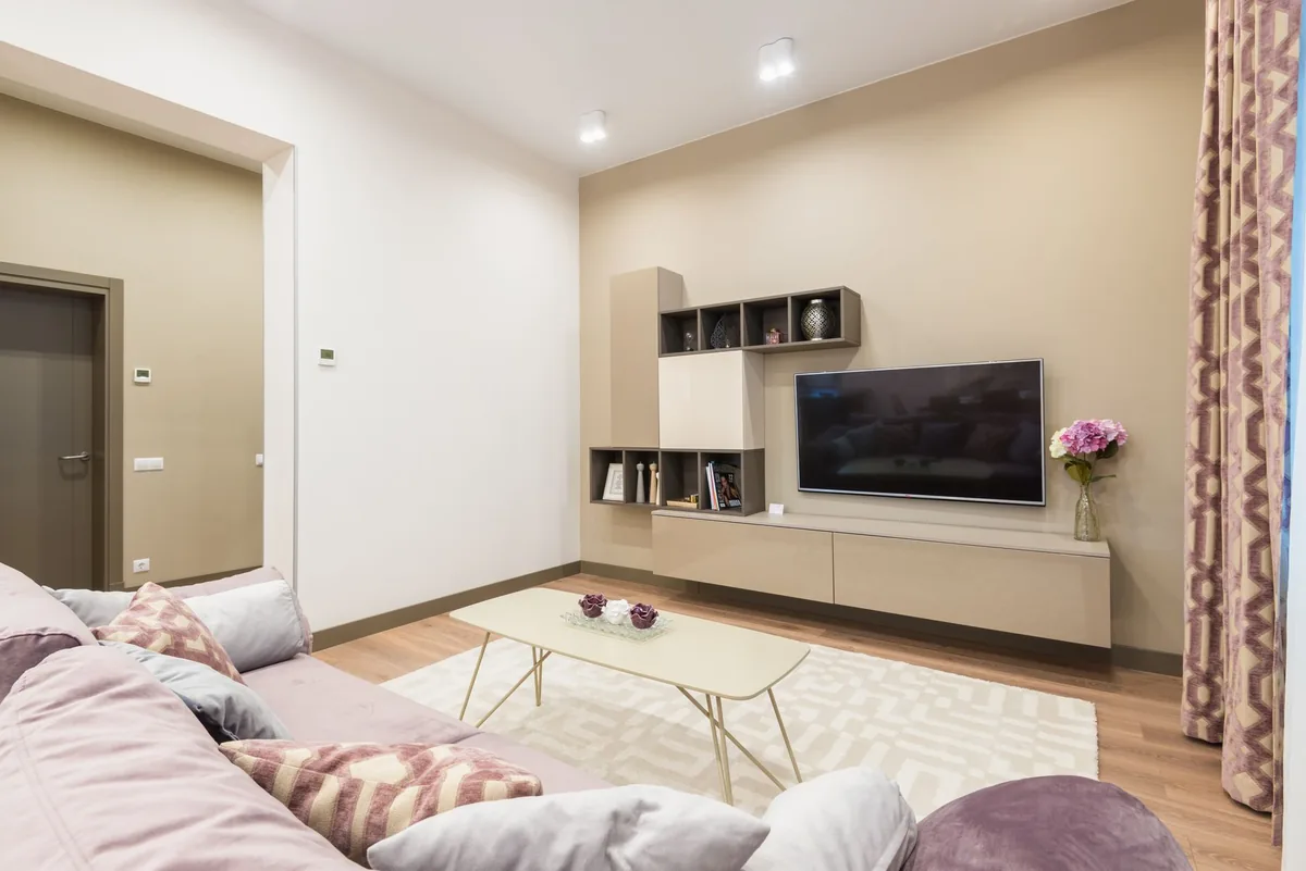telewizor i szafka naprzeciwko miękkiej kanapy w salonie — Samsung The Frame — czego przy tym sprzęcie nie zrobimy