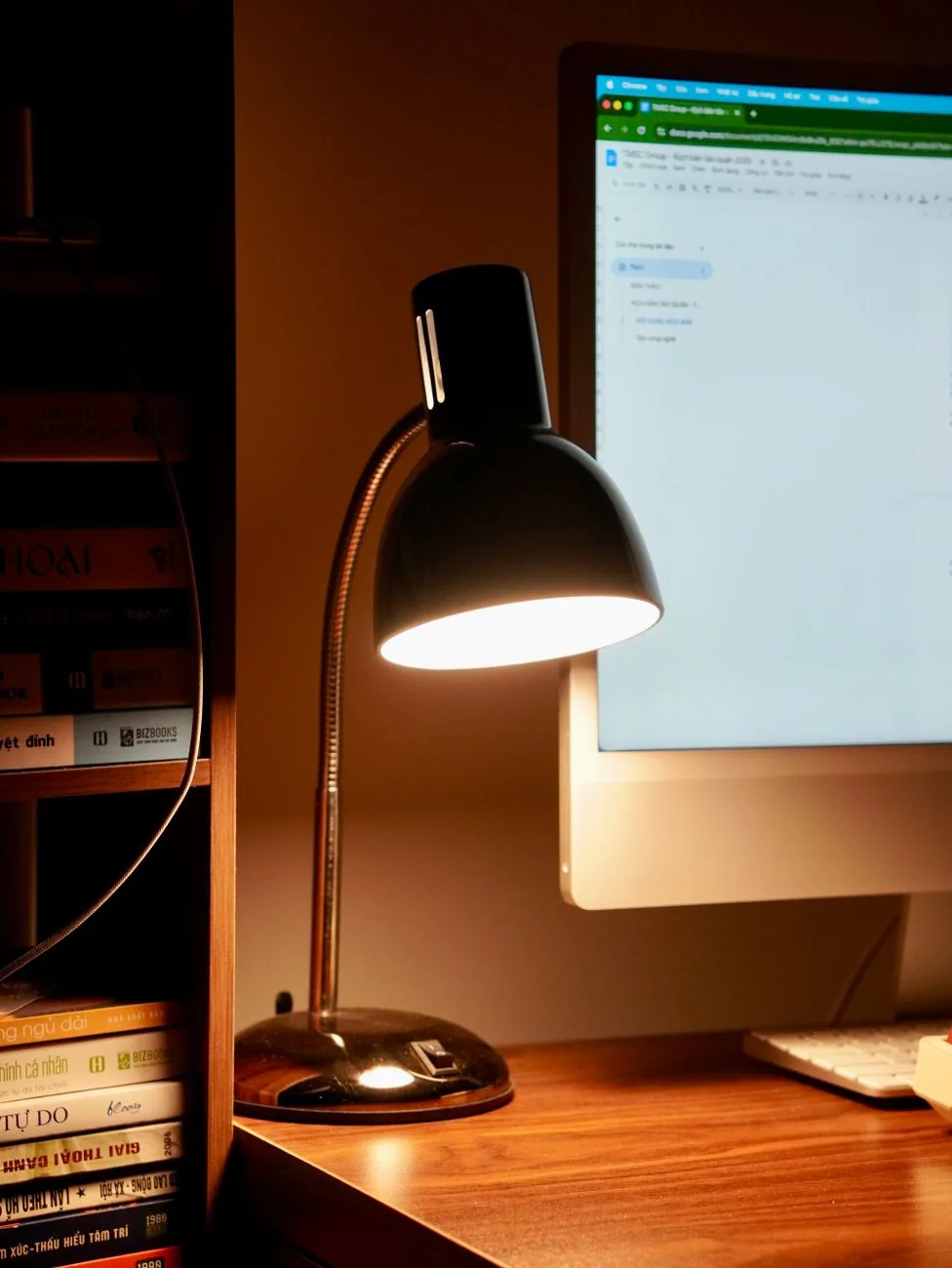 ekran komputera obok lampki i książek na biurku — Samsung U28E590 w zgłoszeniu — jak odpowiadamy i co radzimy