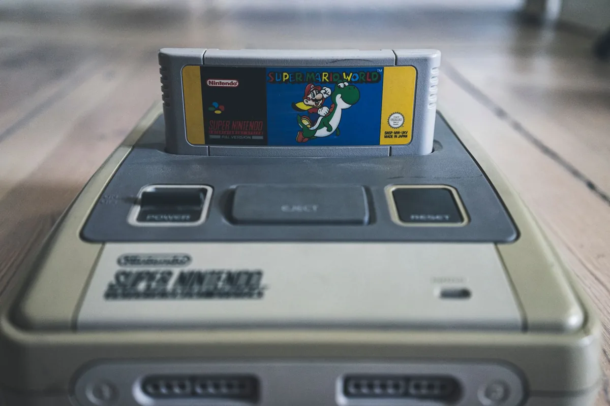 konsola z kartridżem na drewnianej podłodze — SEGA Mega CD a zakres naszego serwisu — czym zajmujemy się zamiast