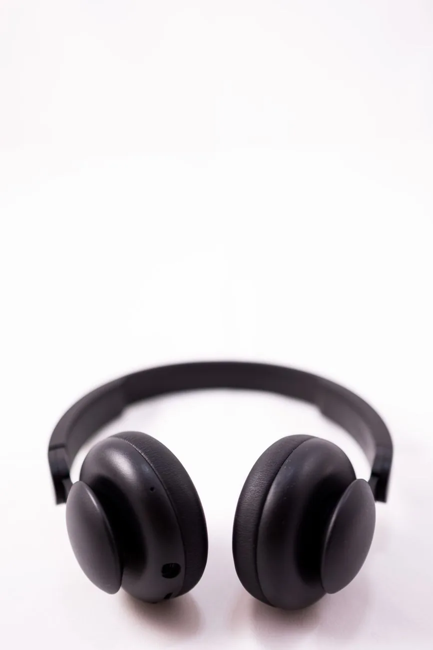błyszczące czarne słuchawki bezprzewodowe na jasnym tle — Sennheiser HD 350BT w zgłoszeniu — jak odpowiadamy i co radzimy