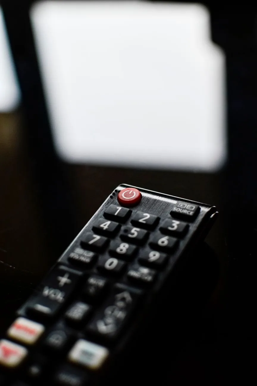 pilot do telewizora leżący na ciemnej błyszczącej powierzchni — Sharp 50FN2EA w zgłoszeniu — jak odpowiadamy i co radzimy