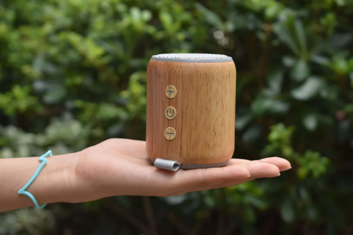 drewniany głośnik przenośny trzymany w dłoni na zewnątrz — Sonos Beam Gen 2 — czego przy tym sprzęcie nie zrobimy