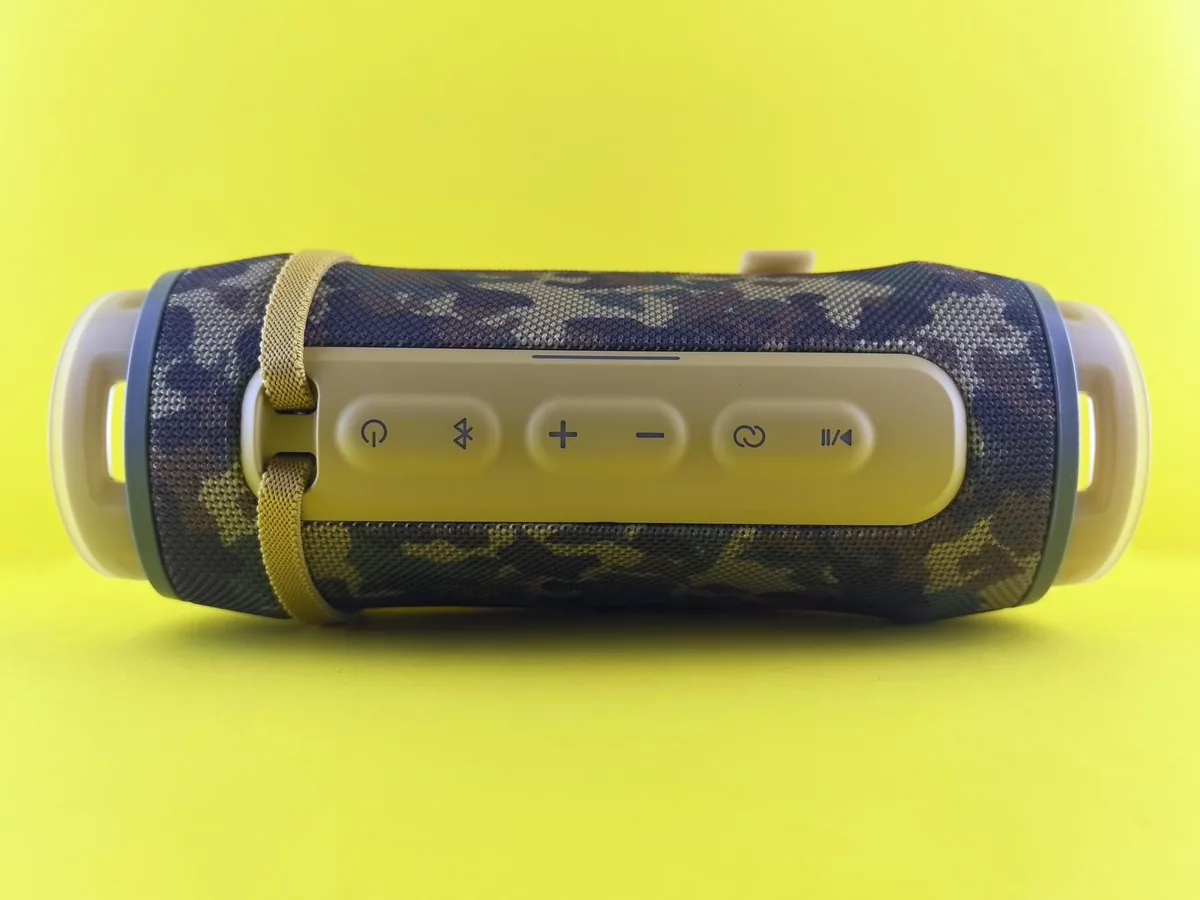 przenośny głośnik bluetooth w kamuflażu moro na żółtym tle — Sonos Beam poza naszym warsztatem — gdzie szukać pomocy