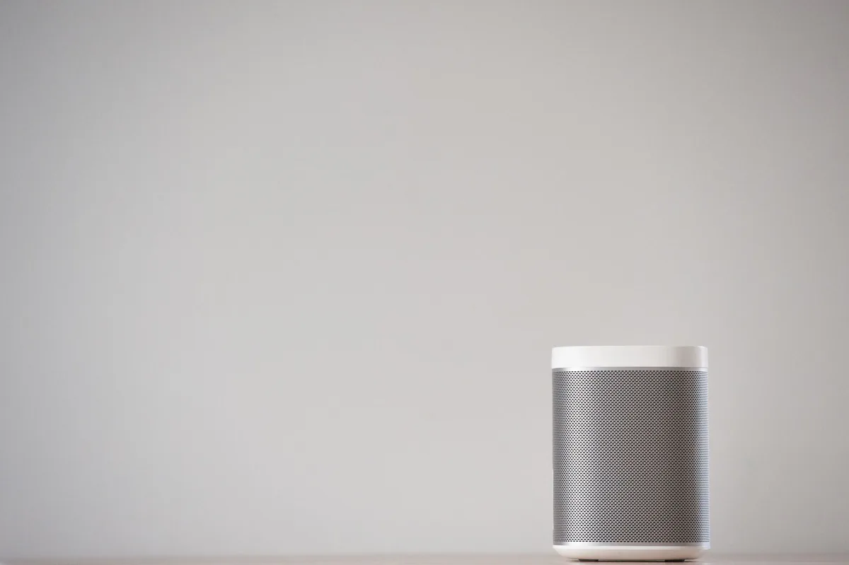 inteligentny głośnik bezprzewodowy na drewnianym stole — Sonos Era 300 a zakres naszego serwisu — czym zajmujemy się zamiast