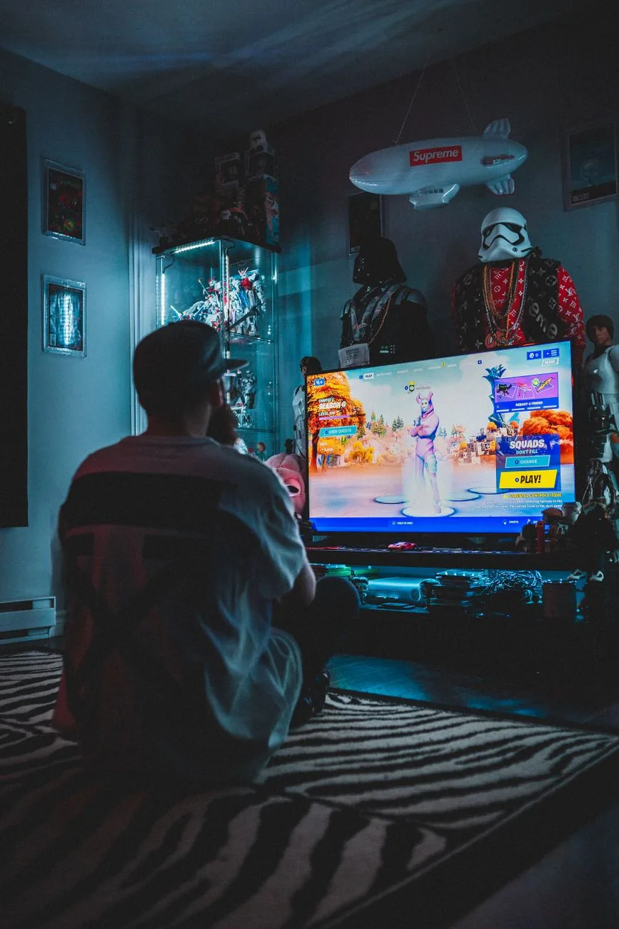 telewizor z uruchomioną grą w pokoju pełnym dekoracji — Sony BRAVIA 8 poza naszym warsztatem — gdzie szukać pomocy