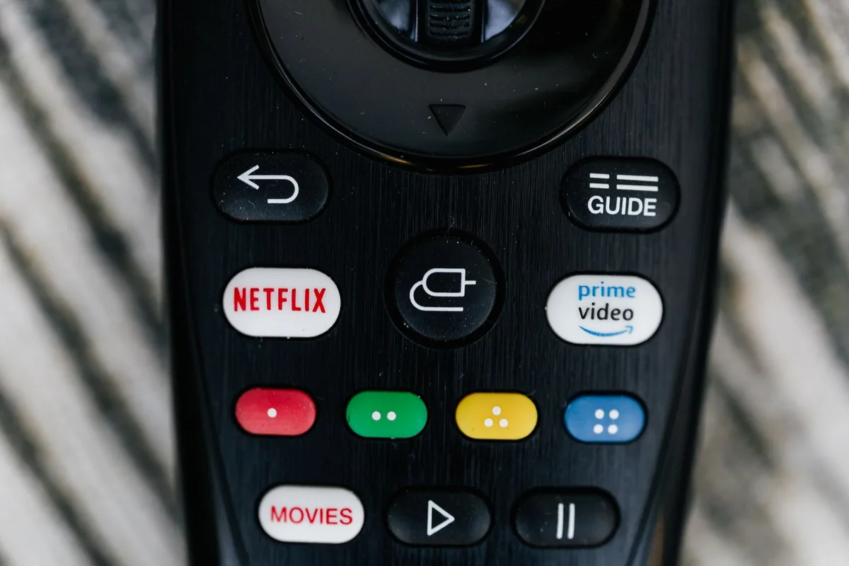 pilot do telewizora z przyciskami serwisów streamingowych — Sony BRAVIA XR A80L w zgłoszeniu — jak odpowiadamy i co radzimy