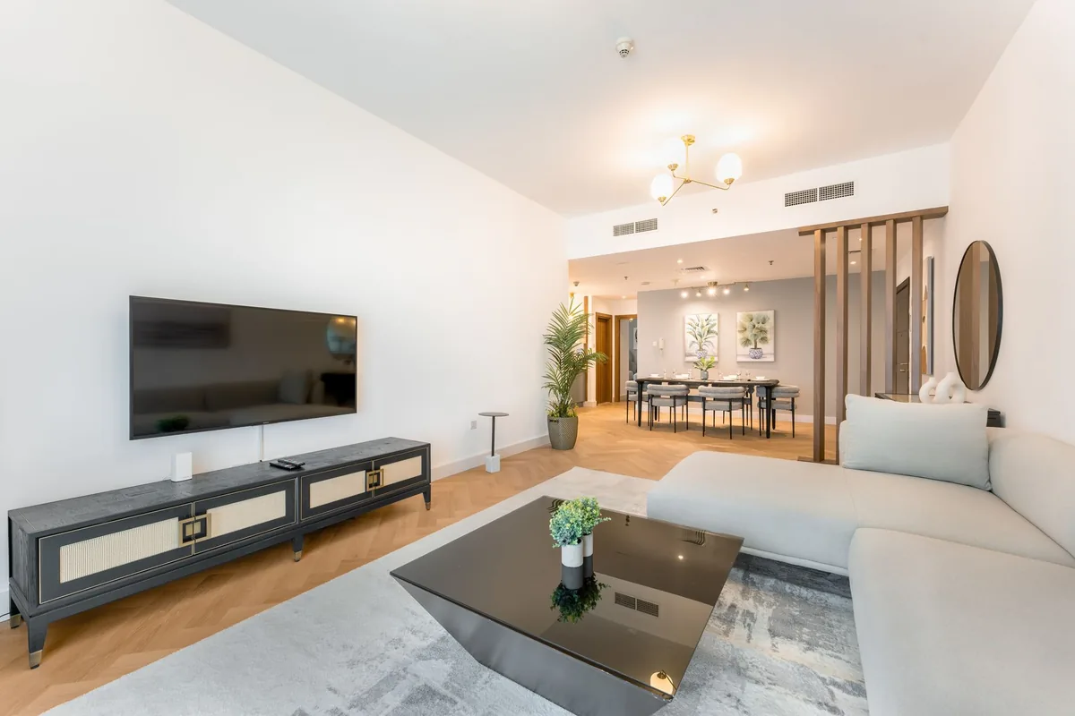 telewizor i wygodna sofa w nowoczesnym minimalistycznym salonie — Sony KD-49XF8096 a zakres naszego serwisu — czym zajmujemy się zamiast
