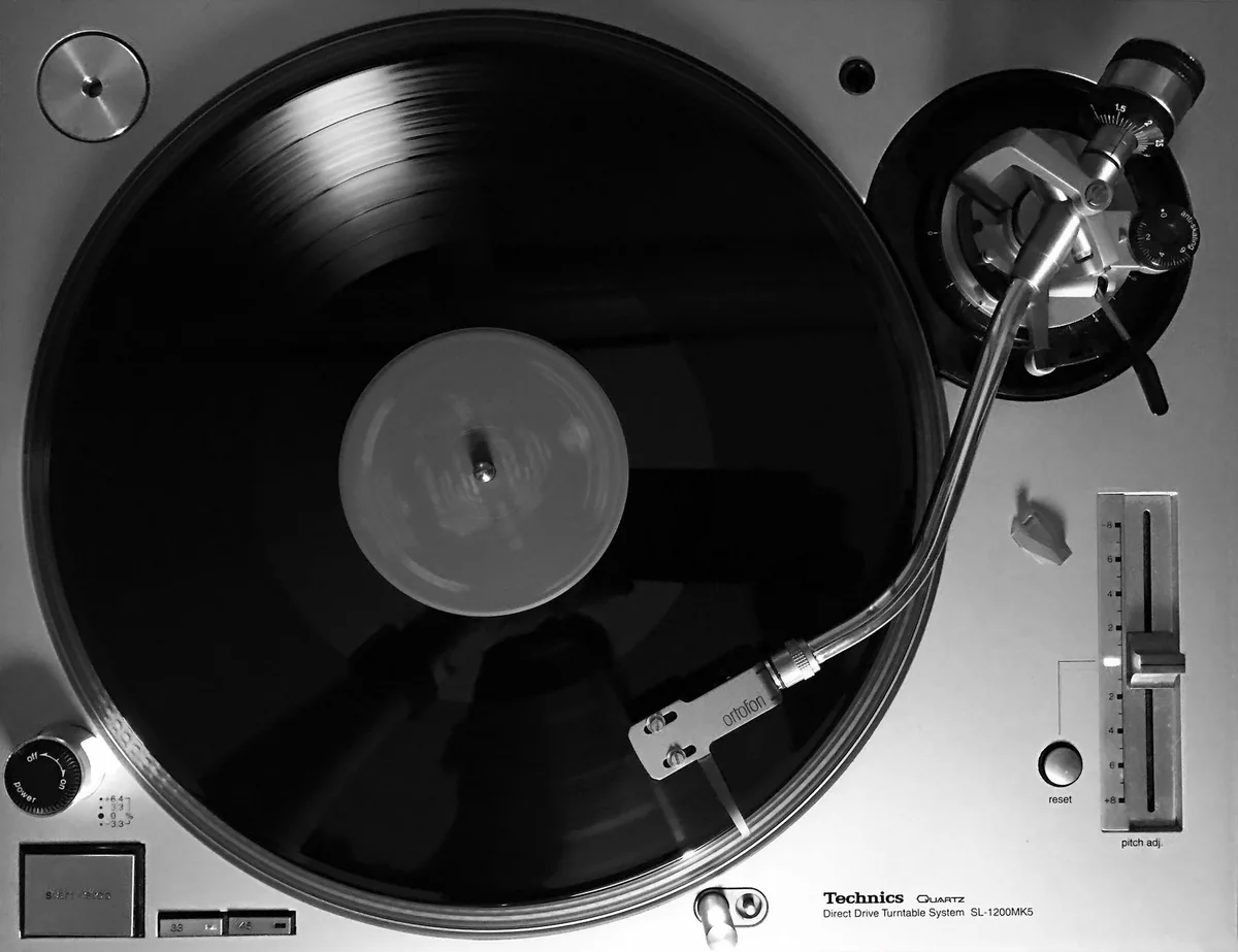 gramofon w stylu retro odtwarzający płytę winylową — Sony PS-HX500 — czego przy tym sprzęcie nie zrobimy